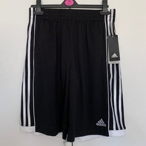 ADIDAS boys basketball shorts - size XL (18/20)